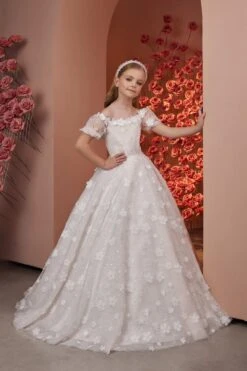 Elegance In Bloom: A Vision In White(Elegance In Bloom A Vision In White)