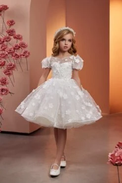 Elegant White Flower-Embellished Dress With Sparkling Accents(Elegant White Flower Embellished Dress With Sparkling Accents)